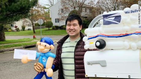 22-year-old balloon artist Eddie Lee is making balloon sculptures for essential workers.